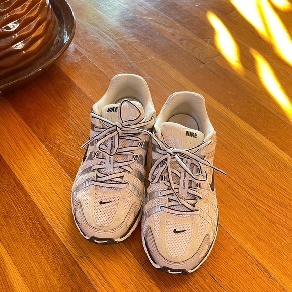 Nike White and Black Athletic Shoes with Supportive Midsole - Picture 1 of 6